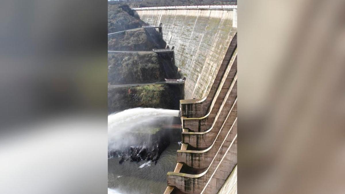 Presa de Irueña, con los aliviaderos abiertos durante una crecida