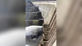 Presa de Irueña, con los aliviaderos abiertos durante una crecida