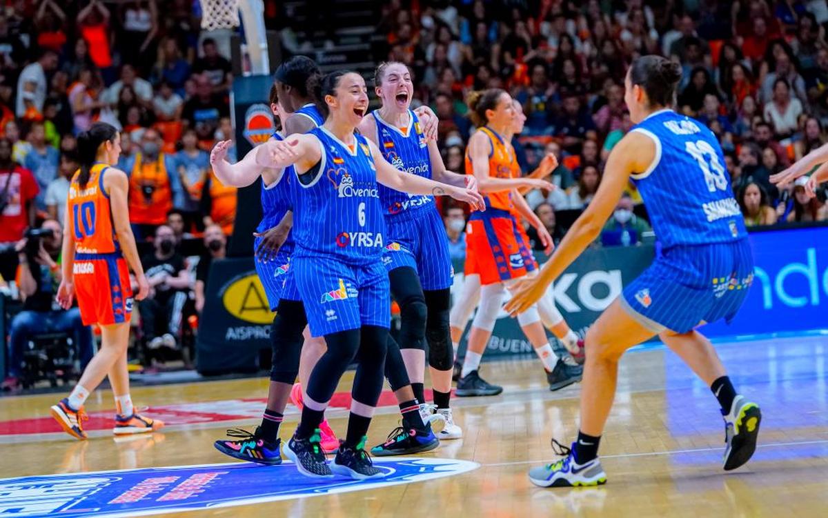 Silvia Domínguez y Andrea Vilaró, en primer plano, celebran el título de Liga conseguido la pasada campaña en la Fonteta. feb