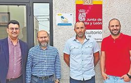 Marcos Villar Gregorio, el alcalde de Arapiles, Audacio Villoria Hernández y los concejales Javier Jiménez Aparicio y Adrián Hernández Martín.