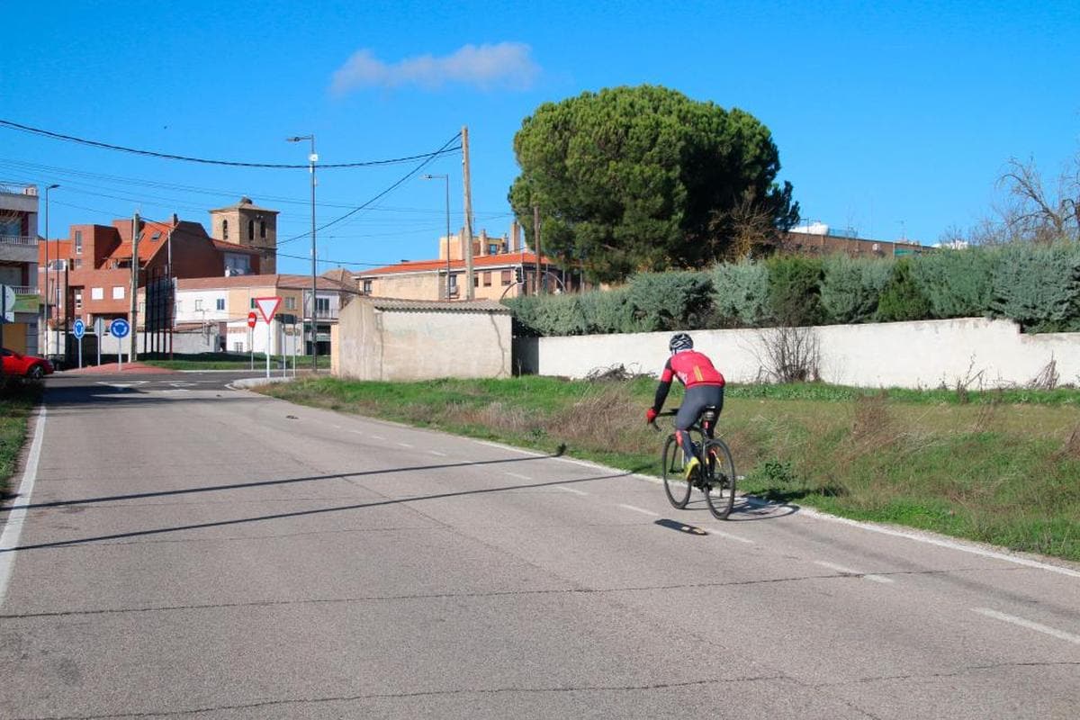 Un ciclista utilizando el tramo de carril bici que conecta Villares con Aldeaseca de Armuña
