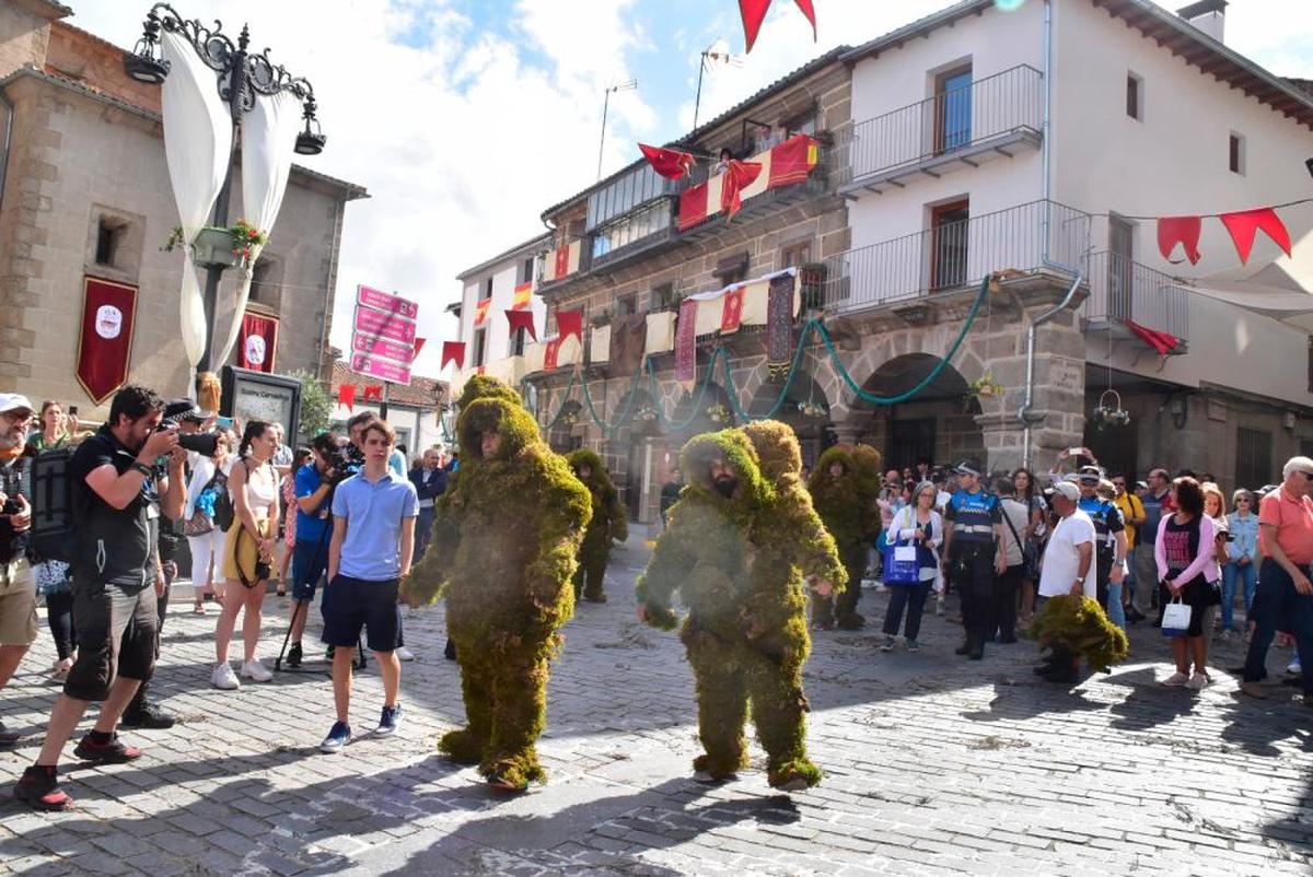 Es el principal atractivo del Corpus de Béjar y, de hecho, el vestido de los seis voluntarios es un acto abierto al público que, con curiosidad, quiere disfrutar del proceso