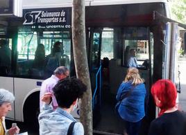 Varias usuarias acceden a un autobús urbano