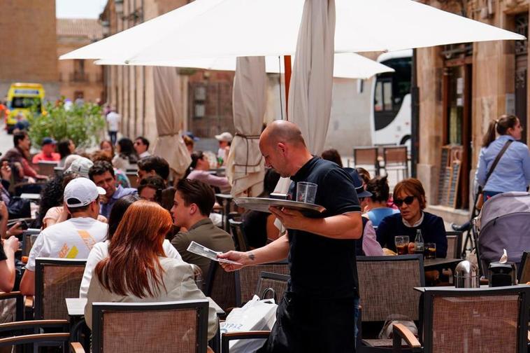 Los camareros acaparan casi la mitad de los contratos firmados en abril en Salamanca