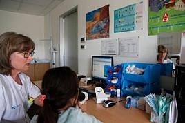 Una niña se somete a una espirometría en el Hospital Virgen de la Vega