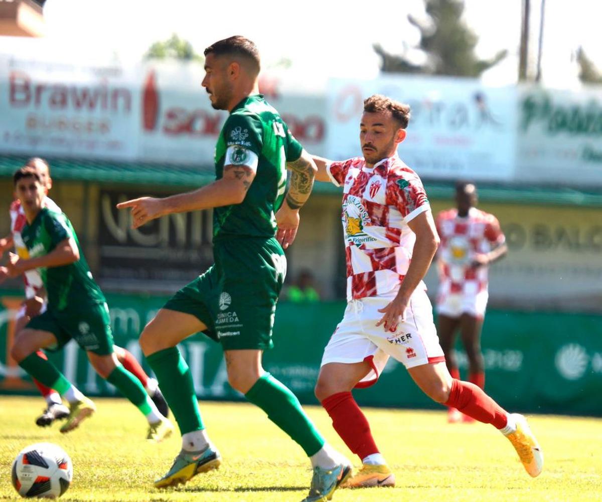 Acción durante el partido del Guijuelo ante el Arenteiro.