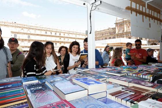 Curiosidad y ganas de encontrar grandes historias: así comenzó la Feria del Libro de Salamanca