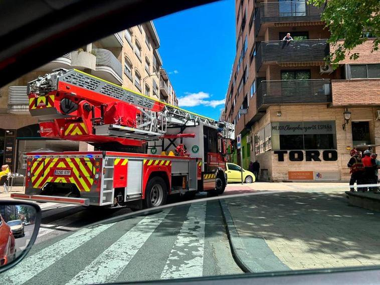 Camión de bomberos a las puertas del restaurante.