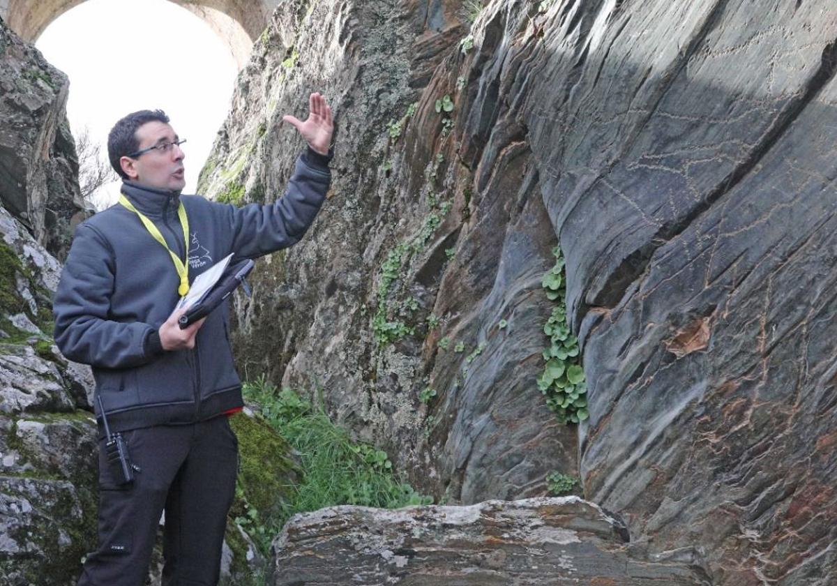 Uno de los guías del yacimiento rupestre de Siega Verde muestra los grabados prehistóricos conservados en las pizarras.