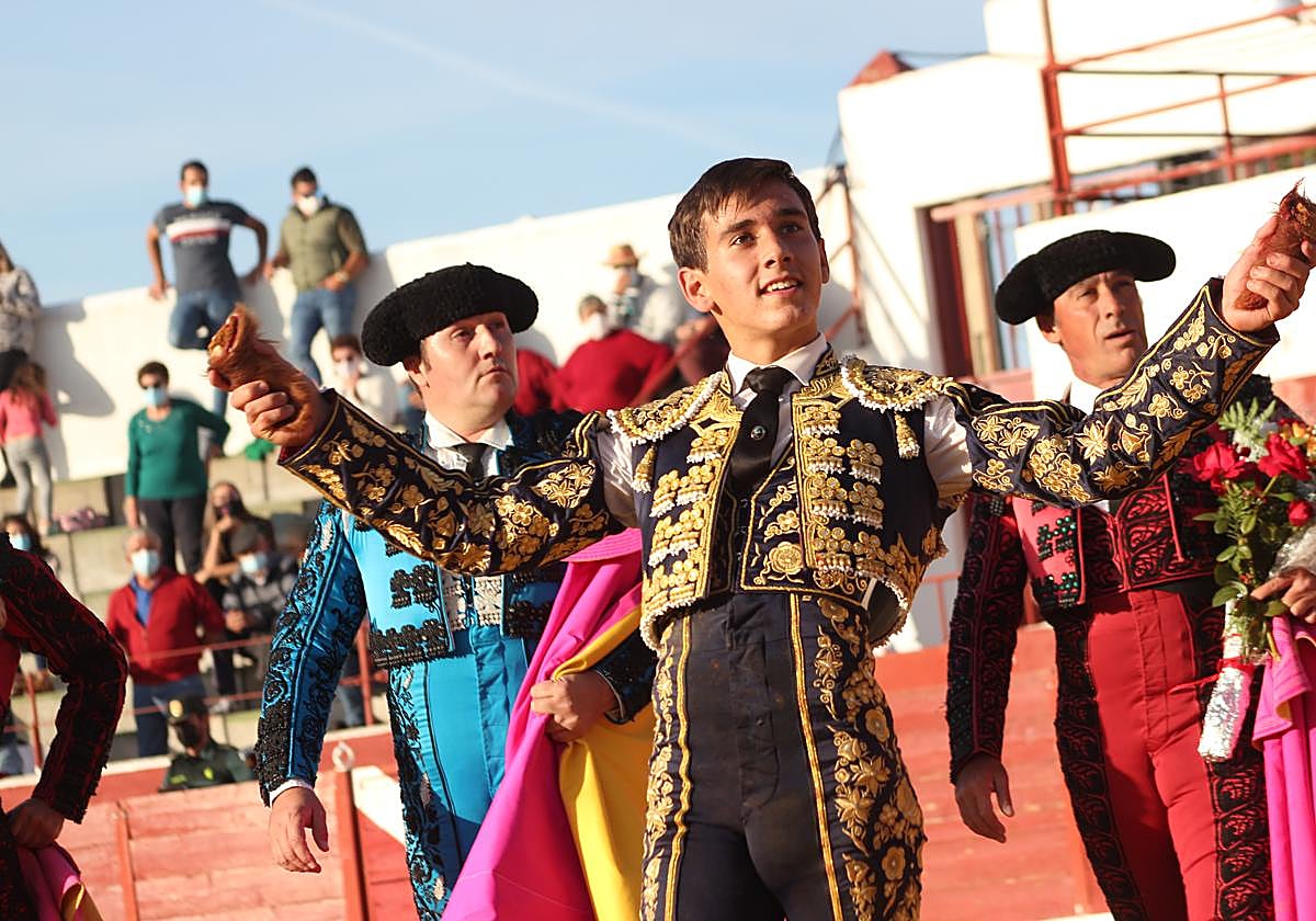 Ismael Martín en una vuelta al ruedo con los trofeos de su novillo.