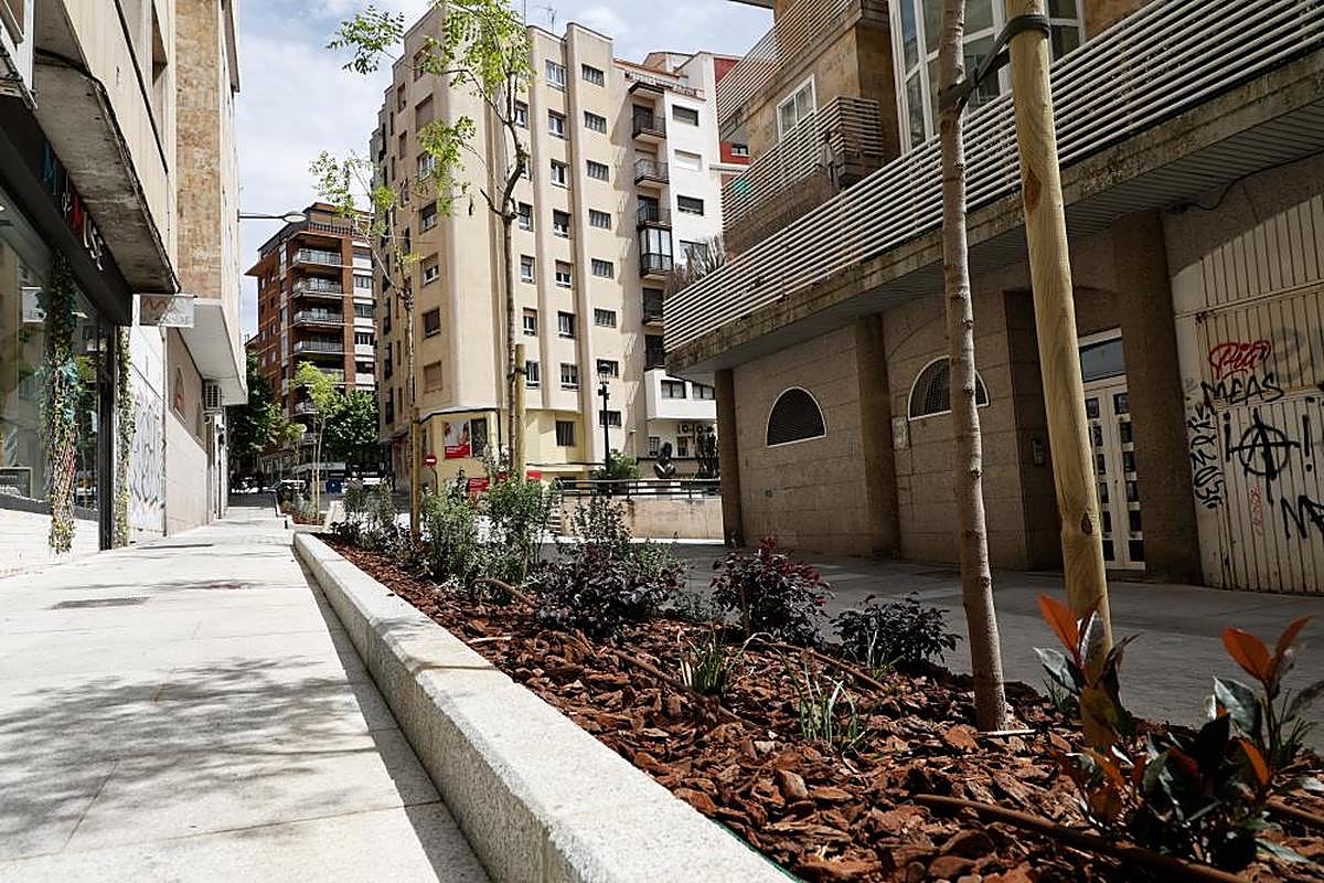 Calle Santos Jiménez, junto a la iglesia de San Juan de Sahagún, ya finalizada.