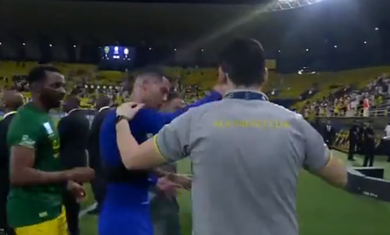 Cristiano Ronaldo pierde los nervios y empuja a un preparador rival que quería un selfie