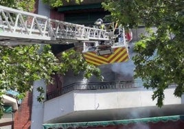 Intervención de los Bomberos en el incendio de la calle Embajadores