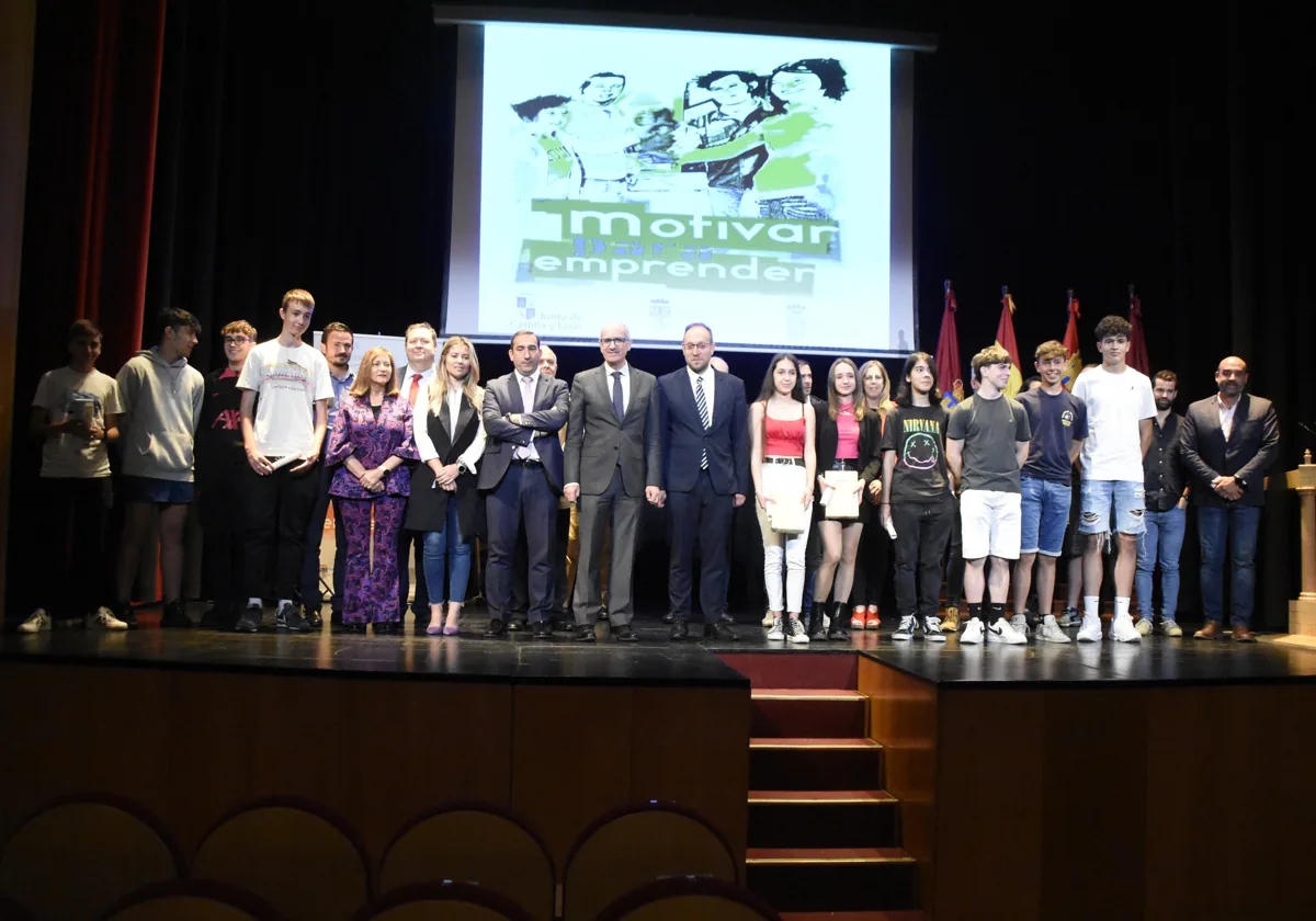 Autoridades y alumnos premiados durante el acto de ayer en Ciudad Rodrigo