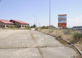 Instalaciones de la frustrada estación de autobuses de Fuentes de Oñoro, junto a los terrenos adquiridos por el Consistorio.