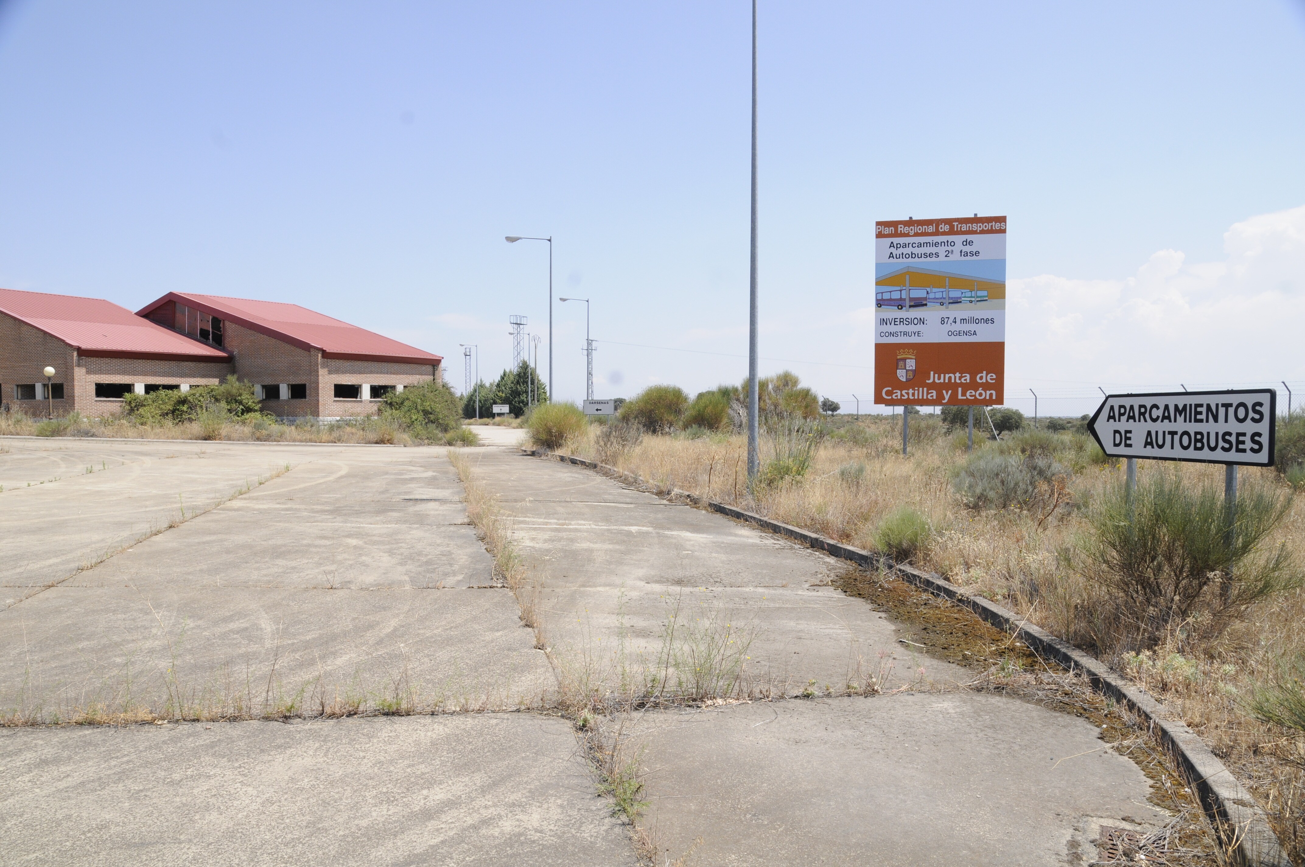 Instalaciones de la frustrada estación de autobuses de Fuentes de Oñoro, junto a los terrenos adquiridos por el Consistorio.