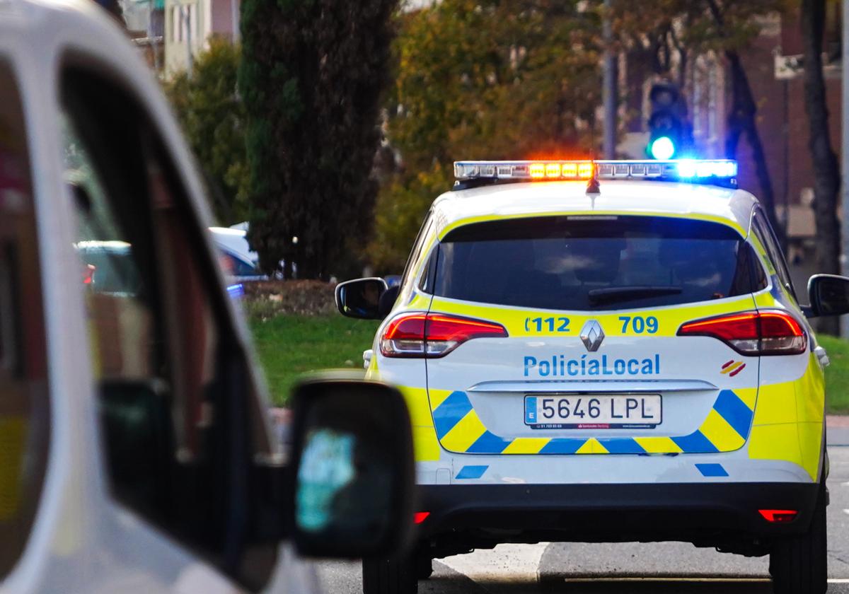 Una patrulla de la Policía Nacional se desplaza por Salamanca.