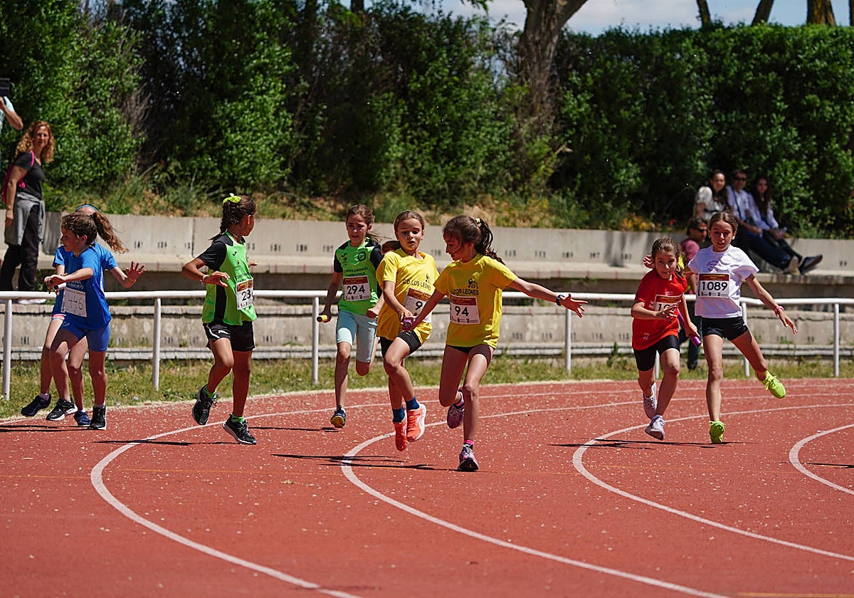 Las alevines, en la prueba del relevo 4x60 metros en Las Pistas.