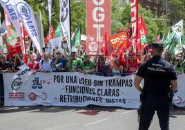 Un agente de policía frente a una manifestación de jueces y fiscales.