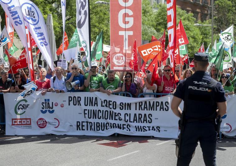 Los funcionarios de Justicia amenazan con una huelga total y piden a Sánchez una oferta económica