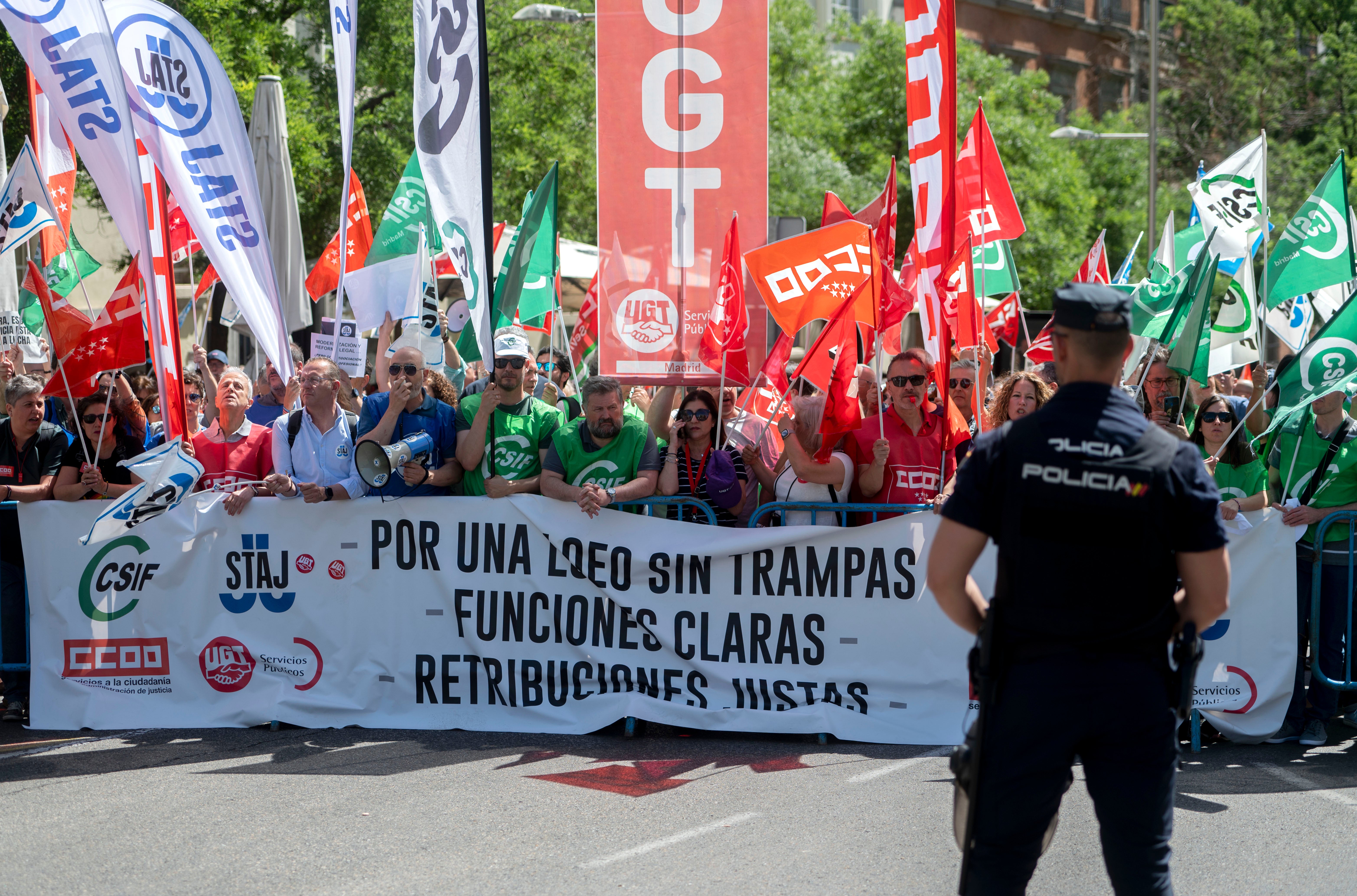 Un agente de policía frente a una manifestación de jueces y fiscales.