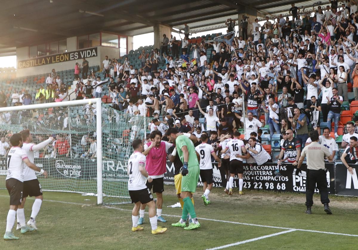 Los jugadores del Salamanca celebran el pase de ronda frente al Ávila en el fondo norte con la afición.