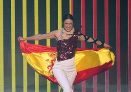 Blanca Paloma, con la bandera de España.