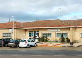Acceso al centro de salud de Linares de Riofrío, uno de los afectados de forma periódica por la atención pediátrica.