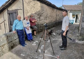 Los hermanos Fernando y Ángel Panchuelo con Álex y, a la derecha, Charles a su paso por Santibáñez de la Sierra.