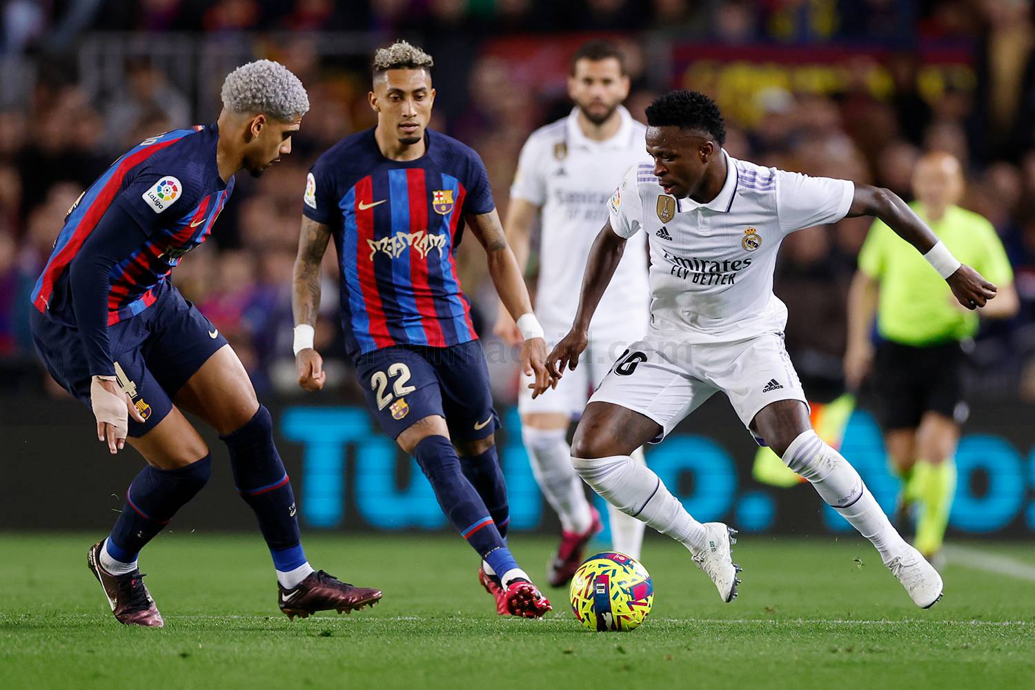 Vinicius encara a Araújo en un Clásico.