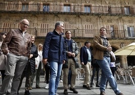 Javier Iglesias, Elías Bendodo, Carlos Gª Carbayo y Alfonso Fernández Mañueco paseando por la Plaza.