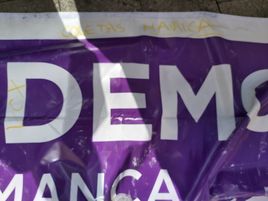 Estado de la carpa de Podemos tras el ataque vandálico.