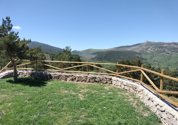 Nuevo mirador junto a las barbacoas de la Cruz del Herrerito.