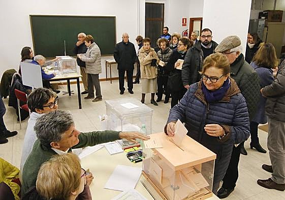 Colas para votar en el colegio electoral del Juan Jaén en unas elecciones.