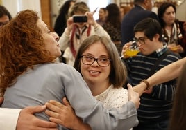 Ana Suárez abraza a una chica de la asociación Síndrome Down Salamanca