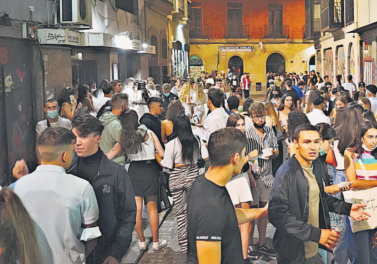 Jóvenes de fiestas un fin de semana en la zona de Varillas en Salamanca.