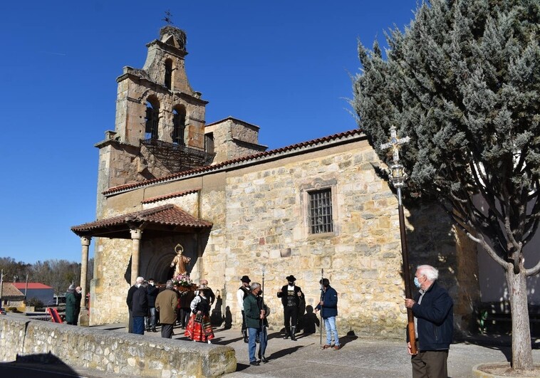 Salida de la procesión en honor a San Román desde la parroquia de Torresmenudas, declarada Bien de Interés Cultural en 1993