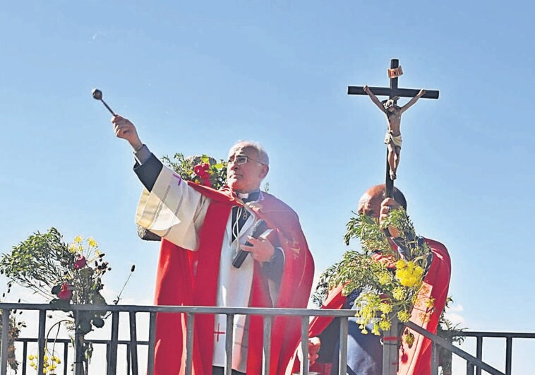 El párroco Félix Pérez realiza el rito de la bendición de los cuatro términos.