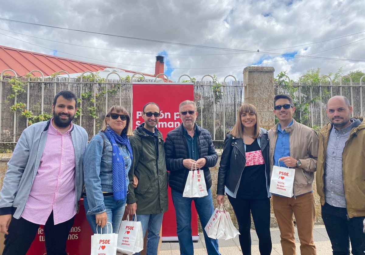 Representantes del PSOE salmantino a las puertas del rastro con su merchandising.