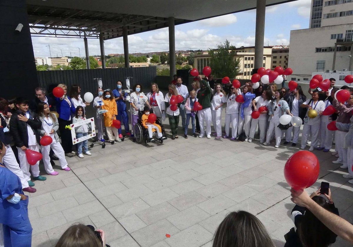 El Complejo Asistencial Universitario de Salamanca celebró este viernes, 12 de mayo, un acto simbólico con motivo del Día Mundial de la Infancia Hospitalizada.