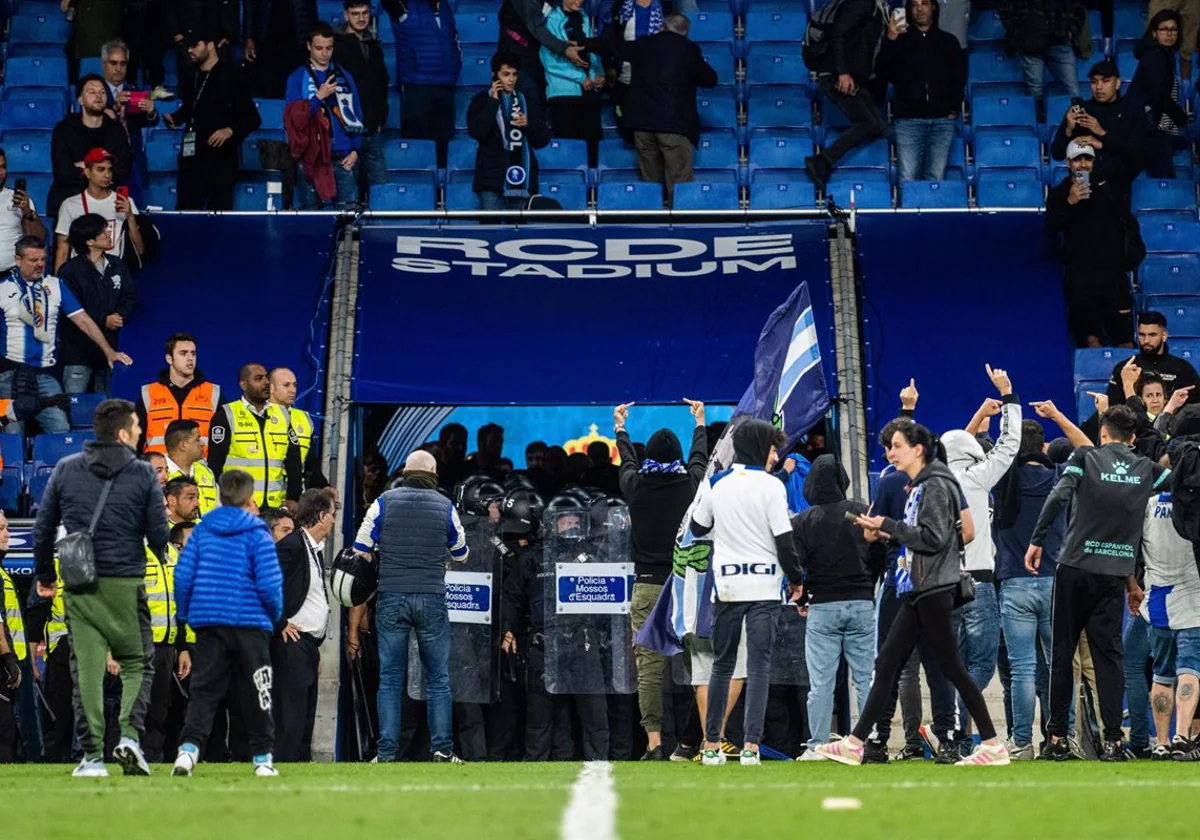 Aficionados del Espanyol acorralan en el túnel de vestuarios a los jugadores del Barça