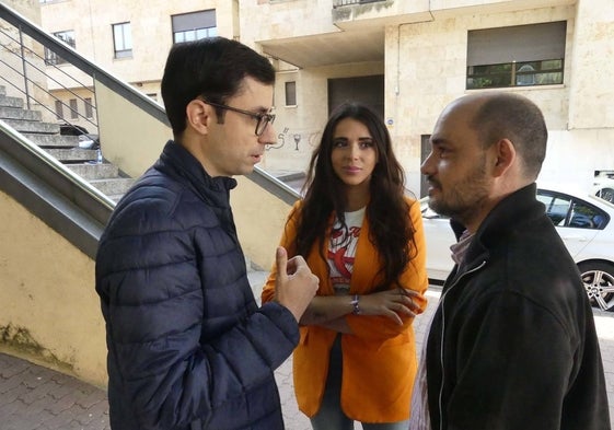 José Luis Mateos, Chema Collados y Sarah Pérez a las puertas de la Iglesia Vieja de Pizarrales.