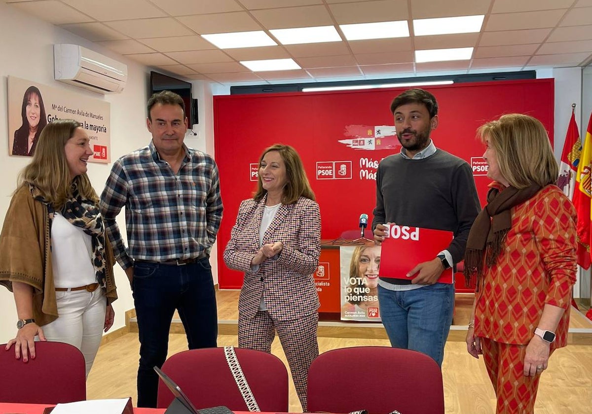 Carmen Ávila (en el centro) junto a miembros de su candidatura