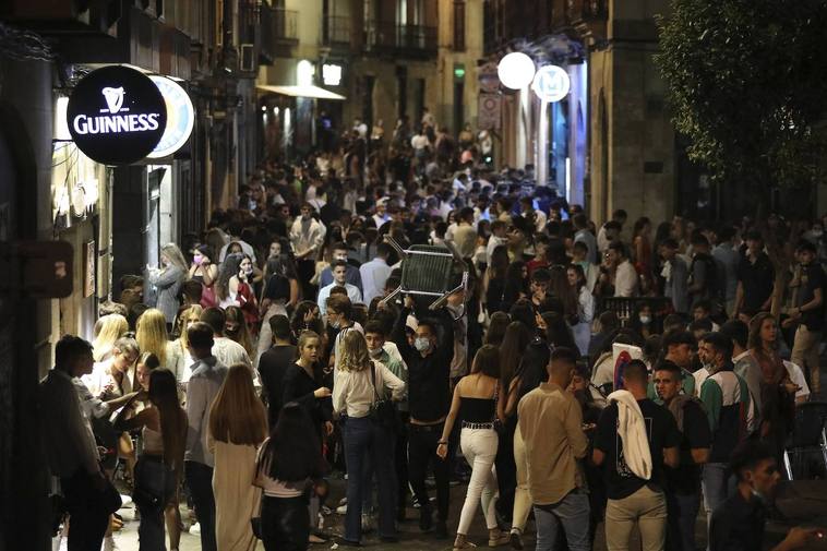 Decenas de jóvenes disfrutan del ocio nocturno salmantino en Varillas, una de las 'arterias' de la fiesta de la ciudad.