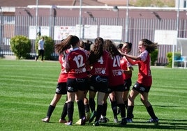 Celebración del infantil B del Salamanca FF tras anotar uno de los 117 goles que le han dado el primer título de liga en la cantera del fútbol femenino