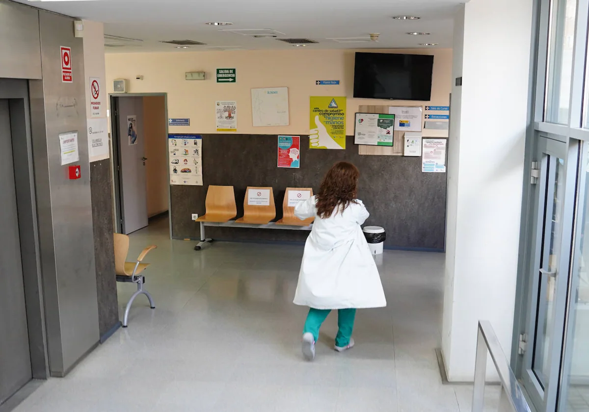 Un sanitario salmantino en el centro de salud Miguel Armijo