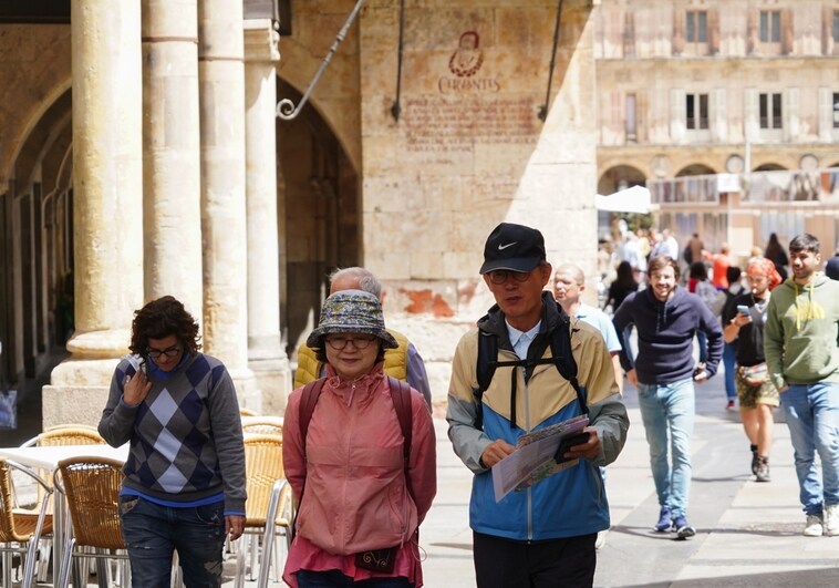 Varios turistas caminan por el centro de Salamanca.