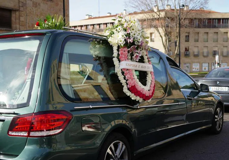 Un coche fúnebre circulando por el paseo de Rector Esperabé, en el centro de Salamanca.