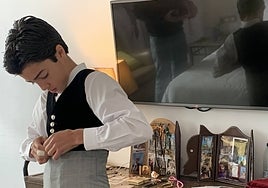 Marco Pérez ajustándose el chaleco delante de la capilla instalada en la habitación del hotel antes de salir a la plaza