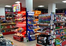 Gran acogida de los vecinos de Villamayor a la nueva tienda de Papelería Machado